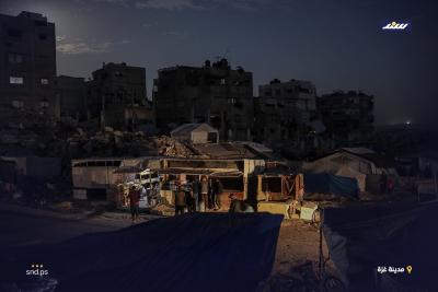 يعيش الفلسطينيون حياتهم اليومية ليلاً في خيام نصبت فوق أنقاض المباني المدمرة في حي الشيخ رضوان وسط مدينة غزة.4.jpg