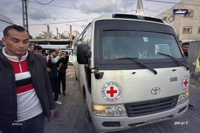 وصول عدد من الأسرى الفلسطينيين الذين أفرج عنهم جيش الاحتلال اليوم، إلى مستشفى شهداء الأقصى عبر سيارات تتبع للصليب الاحمر.1.jpg