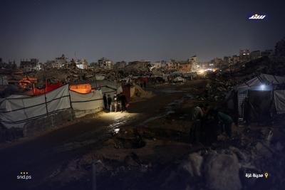 يعيش الفلسطينيون حياتهم اليومية ليلاً في خيام نصبت فوق أنقاض المباني المدمرة في حي الشيخ رضوان وسط مدينة غزة.1.jpg