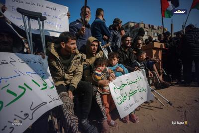 نازحون غزيون يحتجون لا نريد خيامًا تحت المطر (4).jpg