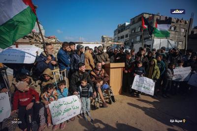 نازحون غزيون يحتجون لا نريد خيامًا تحت المطر (2).jpg
