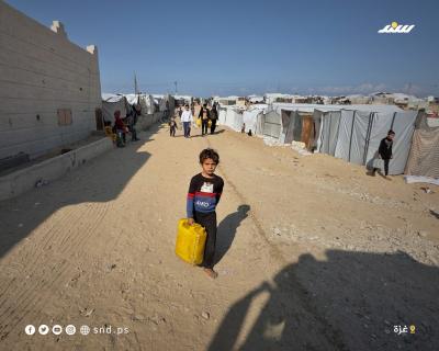 طفل يحمل ماء.jpg