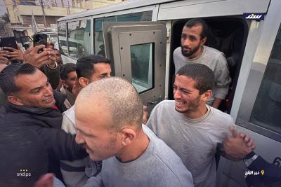 وصول عدد من الأسرى الفلسطينيين الذين أفرج عنهم جيش الاحتلال اليوم، إلى مستشفى شهداء الأقصى عبر سيارات تتبع للصليب الاحمر.5.jpg