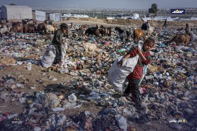 فلسطينيون نازحون في خان يونس يبحثون في النفايات عن مواد لإشعال النار بسبب نقص الغاز9.jpg
