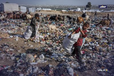 فلسطينيون نازحون في خان يونس يبحثون في النفايات عن مواد لإشعال النار بسبب نقص الغاز6.jpg