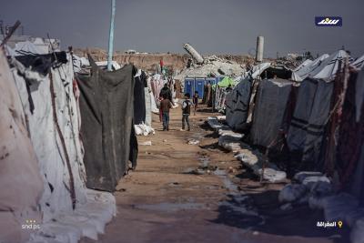فلسطينيون في منطقة المغراقة وسط قطاع غزة  يعانون من أضرار لحقت بخيامهم بسبب الأمطار7.jpg