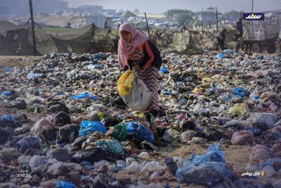 فلسطينيون نازحون في خان يونس يبحثون في النفايات عن مواد لإشعال النار بسبب نقص الغاز1.jpg