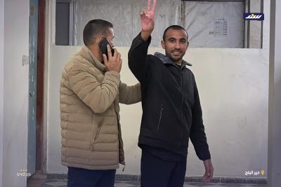 وصول عدد من الأسرى الفلسطينيين الذين أفرج عنهم جيش الاحتلال اليوم، إلى مستشفى شهداء الأقصى عبر سيارات تتبع للصليب الاحمر.3.jpg