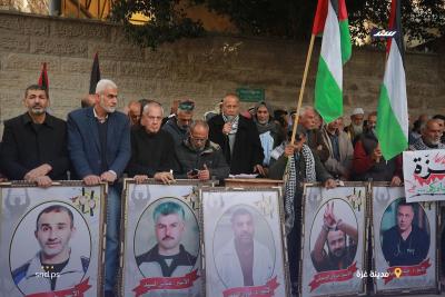عائلات الأسرى الفلسطينيين يشاركون في وقفة احتجاجية تضامنية أمام مقر الصليب الأحمر في مدينة غزة.jpg