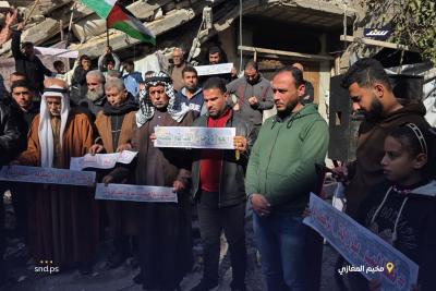 وقفة تضامنية في مخيم المغازي وسط قطاع غزة للمطالبة بمعدات إزالة الأنقاض ومساكن آمنة2.jpg