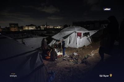 في ظلام دامس وبين ركام المباني.. نازحون يشعلون نيران الحطب للتدفئة والطهي بعد حرمانهم من أبسط مقومات الحياة4.jpg