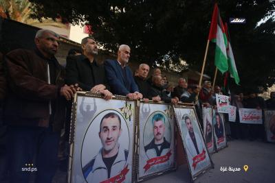 عائلات الأسرى الفلسطينيين يشاركون في وقفة احتجاجية تضامنية أمام مقر الصليب الأحمر في مدينة غزة5.jpg