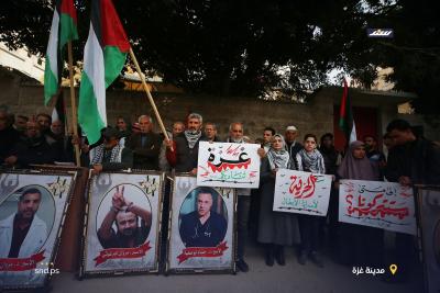 عائلات الأسرى الفلسطينيين يشاركون في وقفة احتجاجية تضامنية أمام مقر الصليب الأحمر في مدينة غزة4.jpg