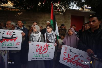 عائلات الأسرى الفلسطينيين يشاركون في وقفة احتجاجية تضامنية أمام مقر الصليب الأحمر في مدينة غزة3.jpg