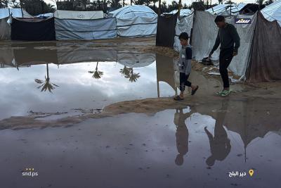 المنخفض الجوي والأمطار الغزيرة تفاقم من معاناة النازحين في دير البلح وسط قطاع غزة8.jpg