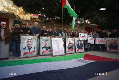 عائلات الأسرى الفلسطينيين يشاركون في وقفة احتجاجية تضامنية أمام مقر الصليب الأحمر في مدينة غزة2.jpg
