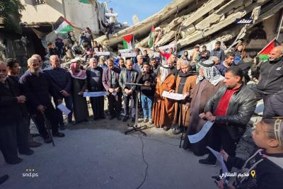 وقفة تضامنية في مخيم المغازي وسط قطاع غزة للمطالبة بمعدات إزالة الأنقاض ومساكن آمنة5.jpg