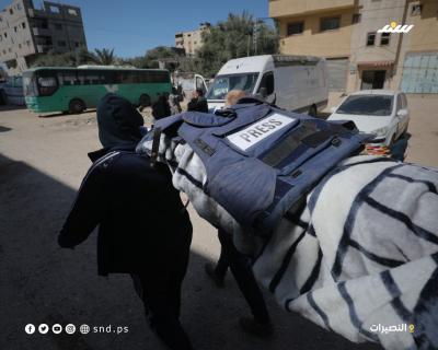 فلسطينيون يودّعون ثلاث نساء استشهدن الليلة الماضية إثر قصف إسرائيلي استهدف خيام النازحين وسط قطاع غزة.5.jpg