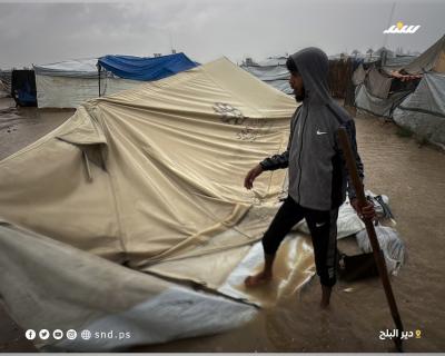 فلسطينيون في خيام مهترئة يواجهون برد المنخفض الجوي وأمطاره الغزيرة بدير البلح وسط قطاع غزة (3).jpeg