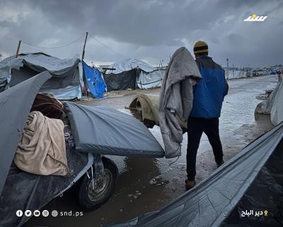 فلسطينيون في خيام مهترئة يواجهون برد المنخفض الجوي وأمطاره الغزيرة بدير البلح وسط قطاع غزة (8).jpeg