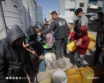 نازحون يتجمعون للحصول على المياه في مركز إيواء بمدينة غزة، مع استمرار شح المياه والخدمات الأساسية3.jpg