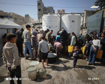نازحون يتجمعون للحصول على المياه في مركز إيواء بمدينة غزة، مع استمرار شح المياه والخدمات الأساسية1.jpg
