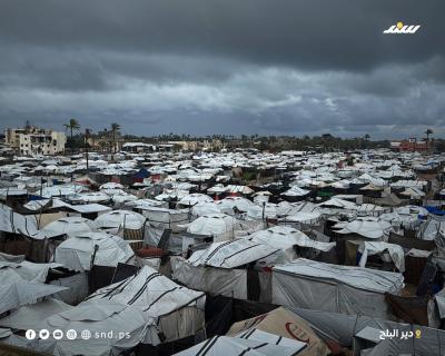 فلسطينيون في خيام مهترئة يواجهون برد المنخفض الجوي وأمطاره الغزيرة بدير البلح وسط قطاع غزة (1).jpeg