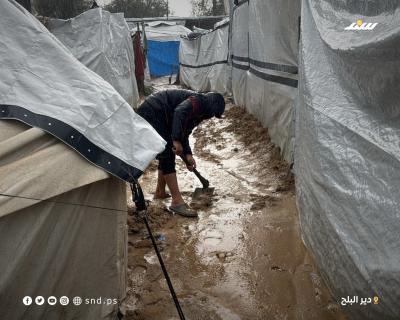 فلسطينيون في خيام مهترئة يواجهون برد المنخفض الجوي وأمطاره الغزيرة بدير البلح وسط قطاع غزة (4).jpeg