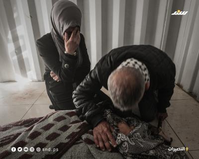 فلسطينيون يودّعون ثلاث نساء استشهدن الليلة الماضية إثر قصف إسرائيلي استهدف خيام النازحين وسط قطاع غزة.4.jpg