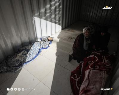 فلسطينيون يودّعون ثلاث نساء استشهدن الليلة الماضية إثر قصف إسرائيلي استهدف خيام النازحين وسط قطاع غزة.3.jpg