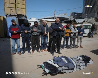 فلسطينيون يودّعون ثلاث نساء استشهدن الليلة الماضية إثر قصف إسرائيلي استهدف خيام النازحين وسط قطاع غزة.6.jpg