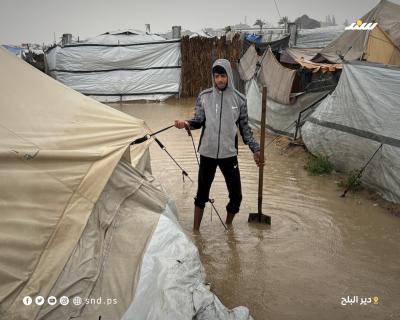 فلسطينيون في خيام مهترئة يواجهون برد المنخفض الجوي وأمطاره الغزيرة بدير البلح وسط قطاع غزة (2).jpeg