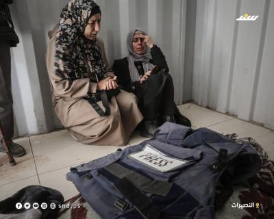 فلسطينيون يودّعون ثلاث نساء استشهدن الليلة الماضية إثر قصف إسرائيلي استهدف خيام النازحين وسط قطاع غزة.2.jpg