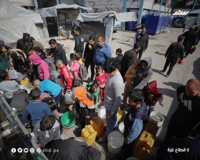 نازحون يتجمعون للحصول على المياه في مركز إيواء بمدينة غزة، مع استمرار شح المياه والخدمات الأساسية2.jpg
