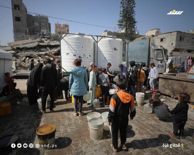نازحون يتجمعون للحصول على المياه في مركز إيواء بمدينة غزة، مع استمرار شح المياه والخدمات الأساسية4.jpg
