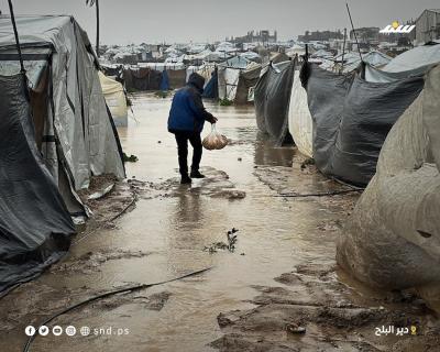 فلسطينيون في خيام مهترئة يواجهون برد المنخفض الجوي وأمطاره الغزيرة بدير البلح وسط قطاع غزة (5).jpeg