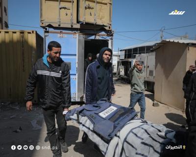 فلسطينيون يودّعون ثلاث نساء استشهدن الليلة الماضية إثر قصف إسرائيلي استهدف خيام النازحين وسط قطاع غزة.1.jpg
