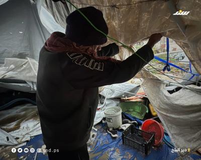 فلسطينيون في خيام مهترئة يواجهون برد المنخفض الجوي وأمطاره الغزيرة بدير البلح وسط قطاع غزة (6).jpeg