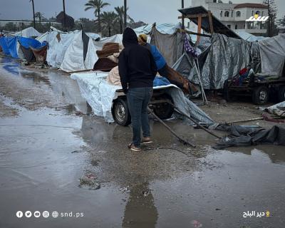 فلسطينيون في خيام مهترئة يواجهون برد المنخفض الجوي وأمطاره الغزيرة بدير البلح وسط قطاع غزة (7).jpeg