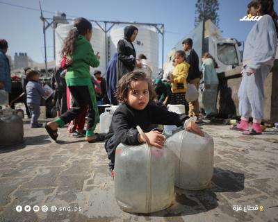 نازحون يتجمعون للحصول على المياه في مركز إيواء بمدينة غزة، مع استمرار شح المياه والخدمات الأساسية6.jpg