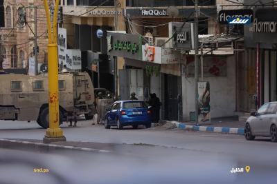 قوات الاحتلال تداهم مقر جمعية الشبان المسلمين الخيرية خلال اقتحام وسط مدينة الخليل3.jpg