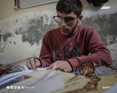 حمزة الحشاش يواصل تعليمه الجامعي بعين واحدة وجروح خطيرة في قطاع غزة1.jpg
