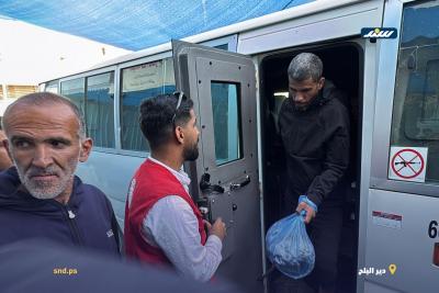 وصول خمسة أسرى فلسطينيين إلى مستشفى شهداء الأقصى في دير البلح وسط قطاع غزة5.jpg