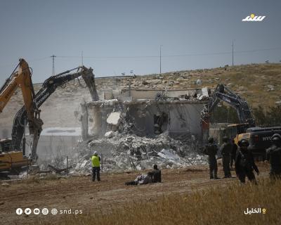 الاحتلال يشرّد عائلة فلسطينية بعد هدم منزلها في قرية الديرات شرق يطا جنوب الخليل بالضفة الغربية.3.jpg