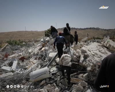 الاحتلال يشرّد عائلة فلسطينية بعد هدم منزلها في قرية الديرات شرق يطا جنوب الخليل بالضفة الغربية.6.jpg