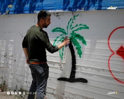 عبارات تهنئة وزخارف دينية وتراثية على جدار منزل أحد الحجاج في مدينة الخليل بالضفة الغربية8.jpg