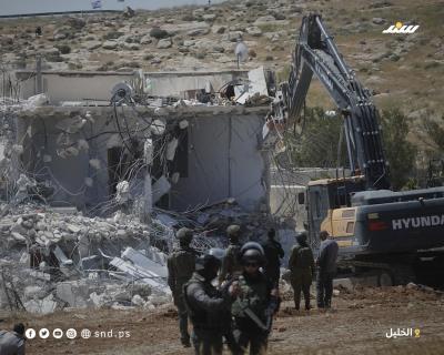 الاحتلال يشرّد عائلة فلسطينية بعد هدم منزلها في قرية الديرات شرق يطا جنوب الخليل بالضفة الغربية.1.jpg