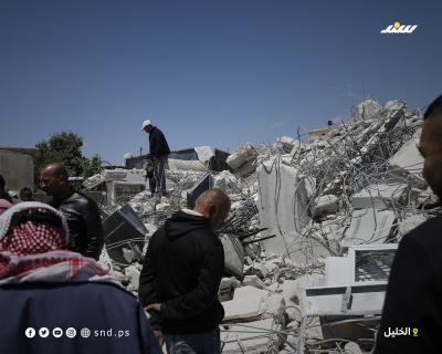 الاحتلال يشرّد عائلة فلسطينية بعد هدم منزلها في قرية الديرات شرق يطا جنوب الخليل بالضفة الغربية.2.jpg