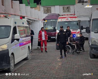 عدد من مرضى وجرحى غزة يغادرون القطاع للعلاج في الخارج.4.jpg
