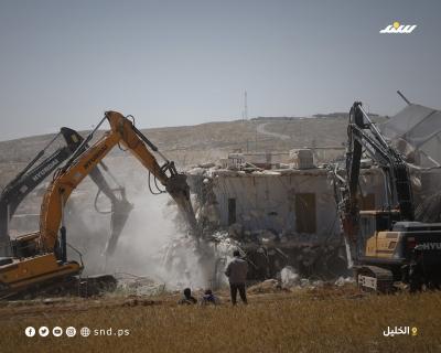 الاحتلال يشرّد عائلة فلسطينية بعد هدم منزلها في قرية الديرات شرق يطا جنوب الخليل بالضفة الغربية.4.jpg